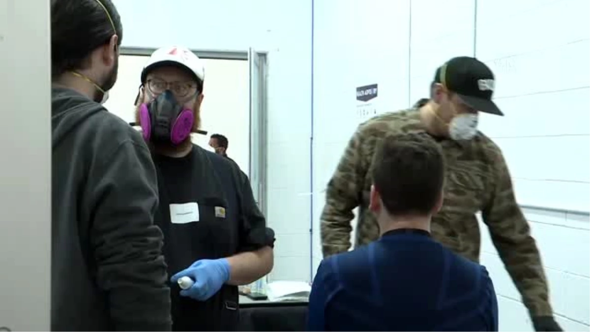 NYC Belediye Başkanı Blasio, Kovid-19 için yüz maskesi üreten fabrikayı gezdi - NEW