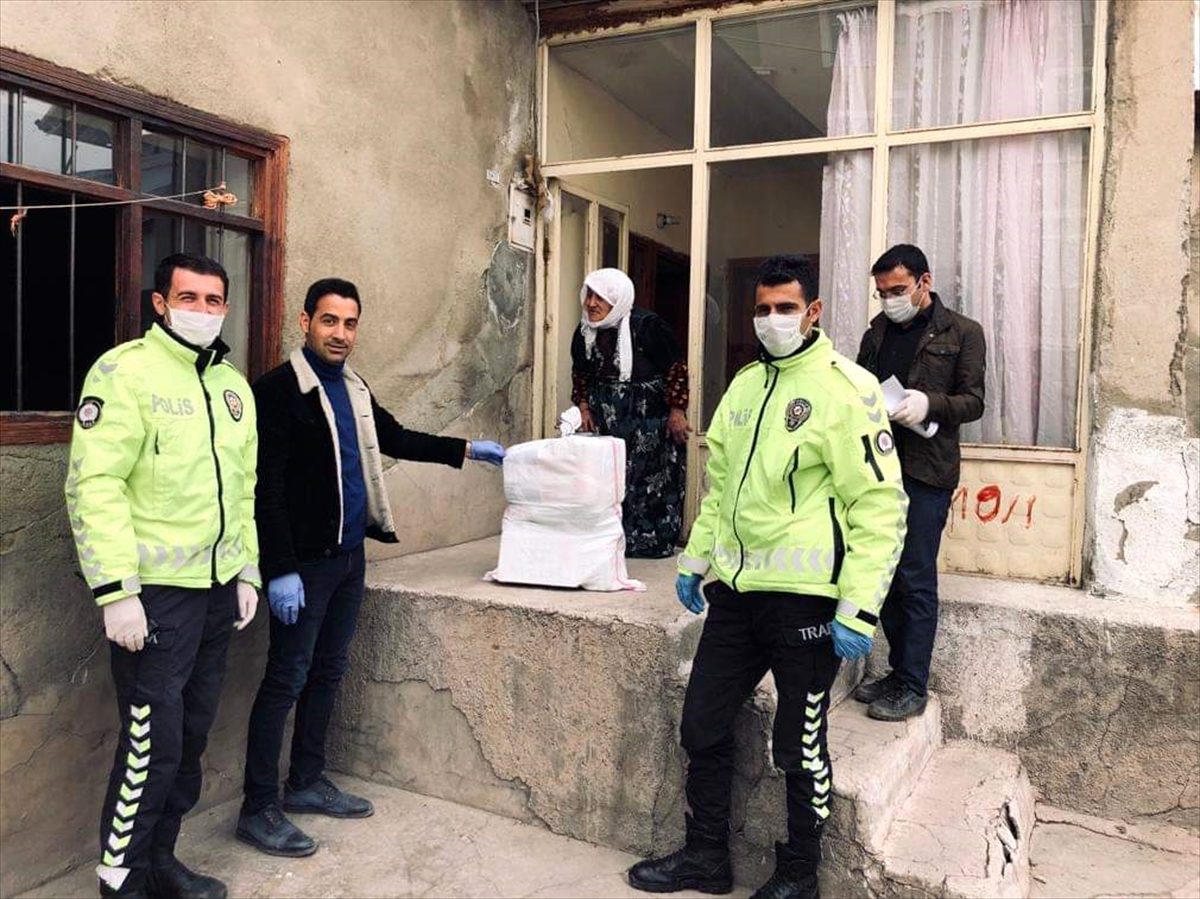 Özalp\'ta yaşlıların ihtiyaçlarını "Vefa Sosyal Destek Grubu" karşılıyor