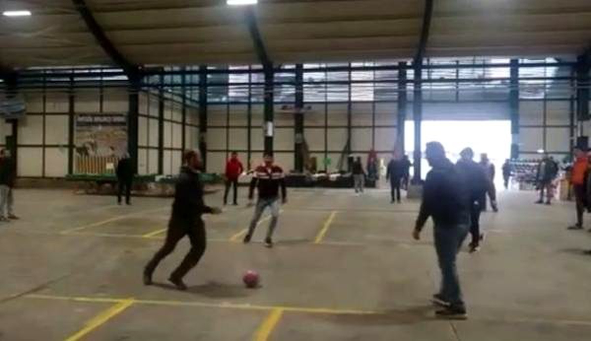 Pazar kapandı, esnaf futbol oynadı