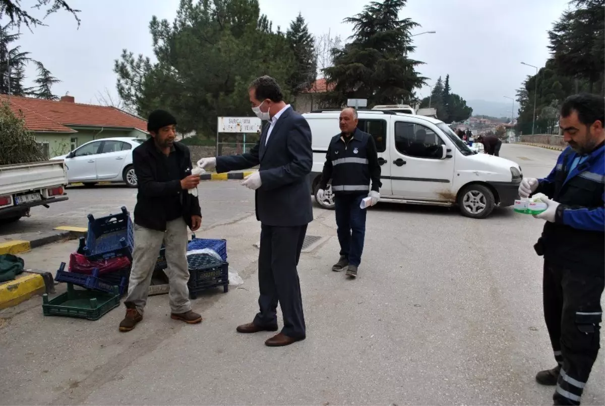 Pazarcı esnafına eldiven ve broşür dağıtıldı