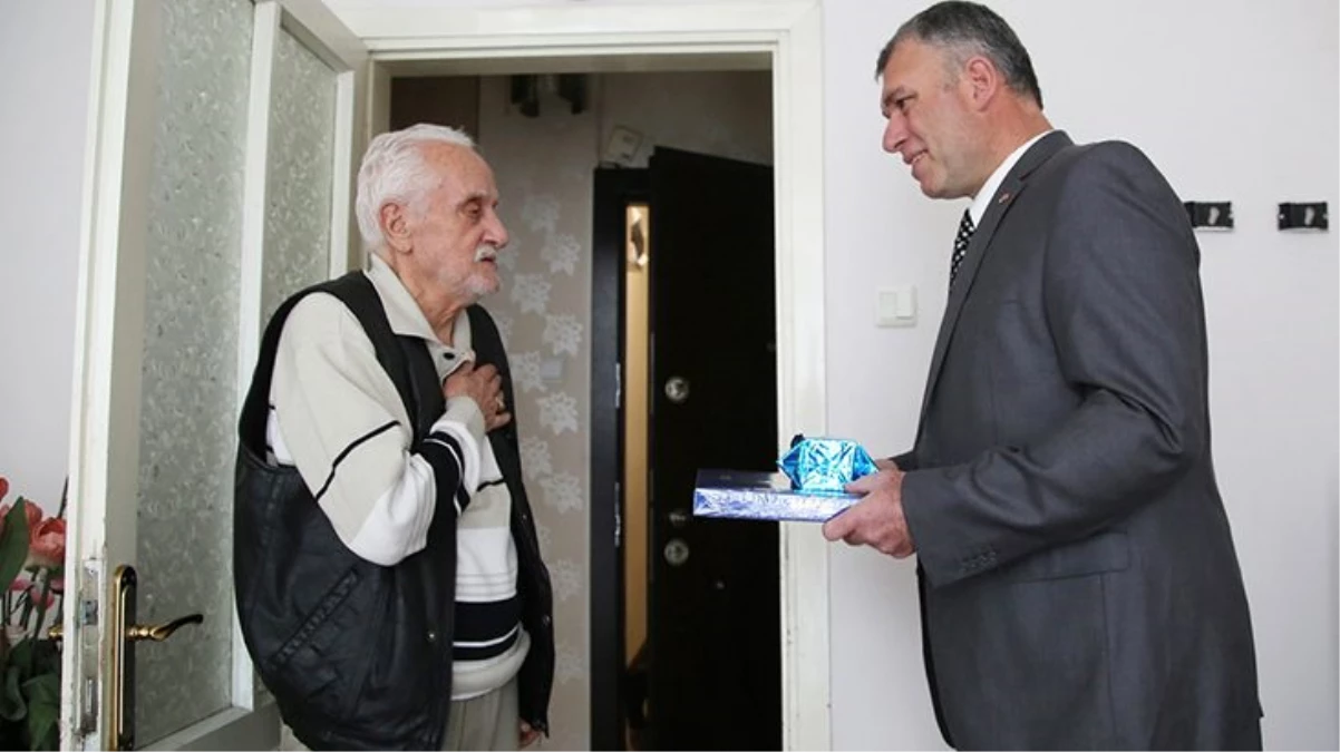 Polis, bağırıp üzerine yürüdüğü yaşlı adamdan özür diledi