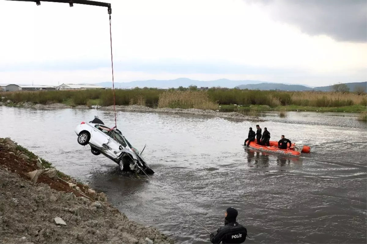 Polisten kaçarken suya düşen otomobilde şüphelinin cesedine ulaşıldı