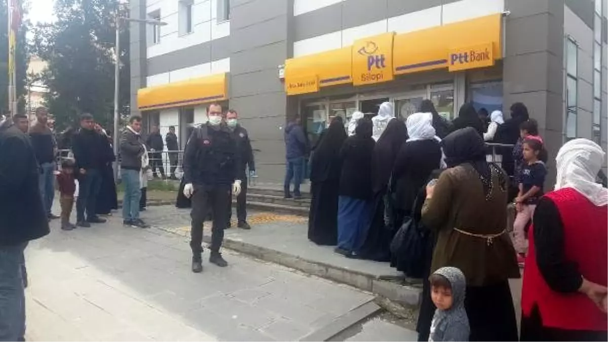 PTT şubesindeki yoğunlukta sosyal mesafe korundu