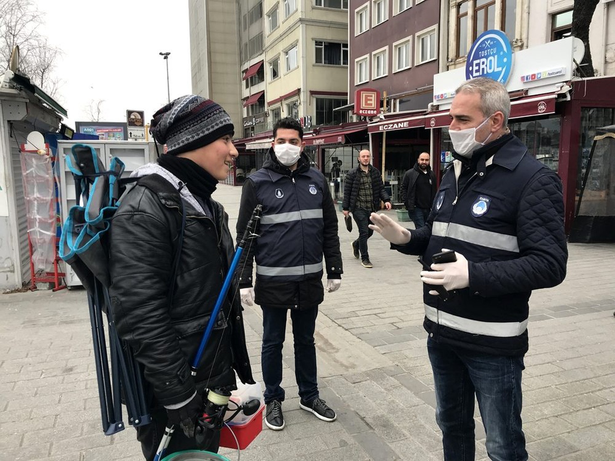 Sahilde balık tutanları zabıta böyle uyardı