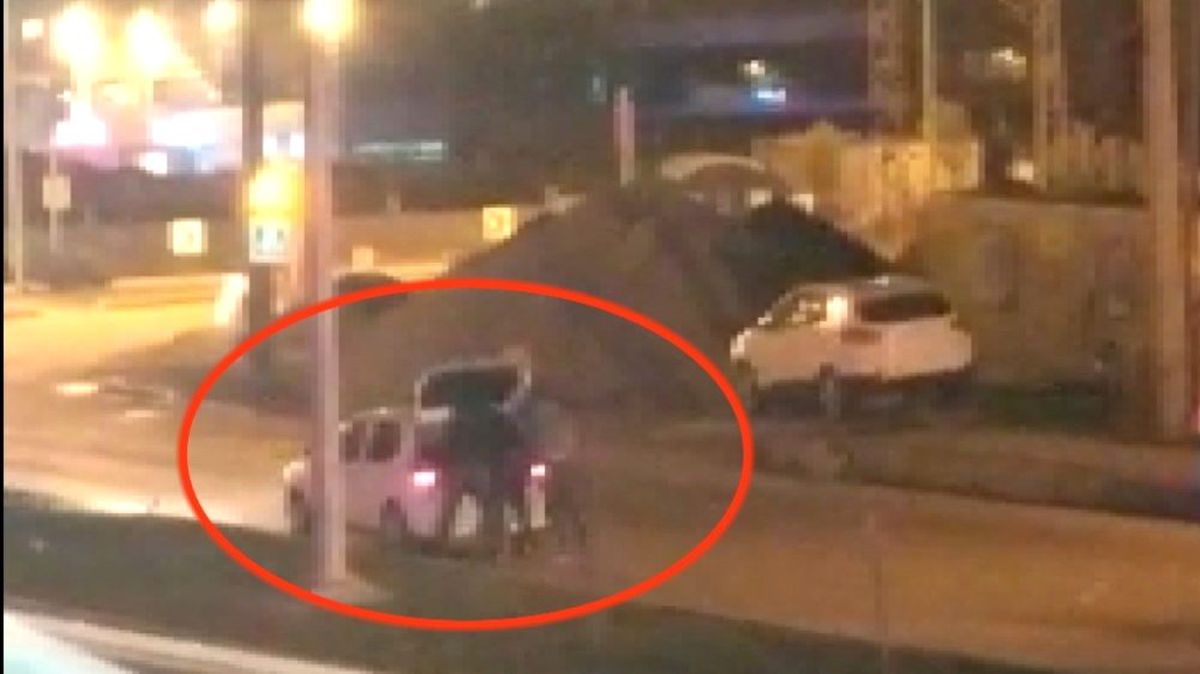 Samsun\'da 2 kişi tarafından dövülerek aracın bagajına koyulan genci polis kurtardı