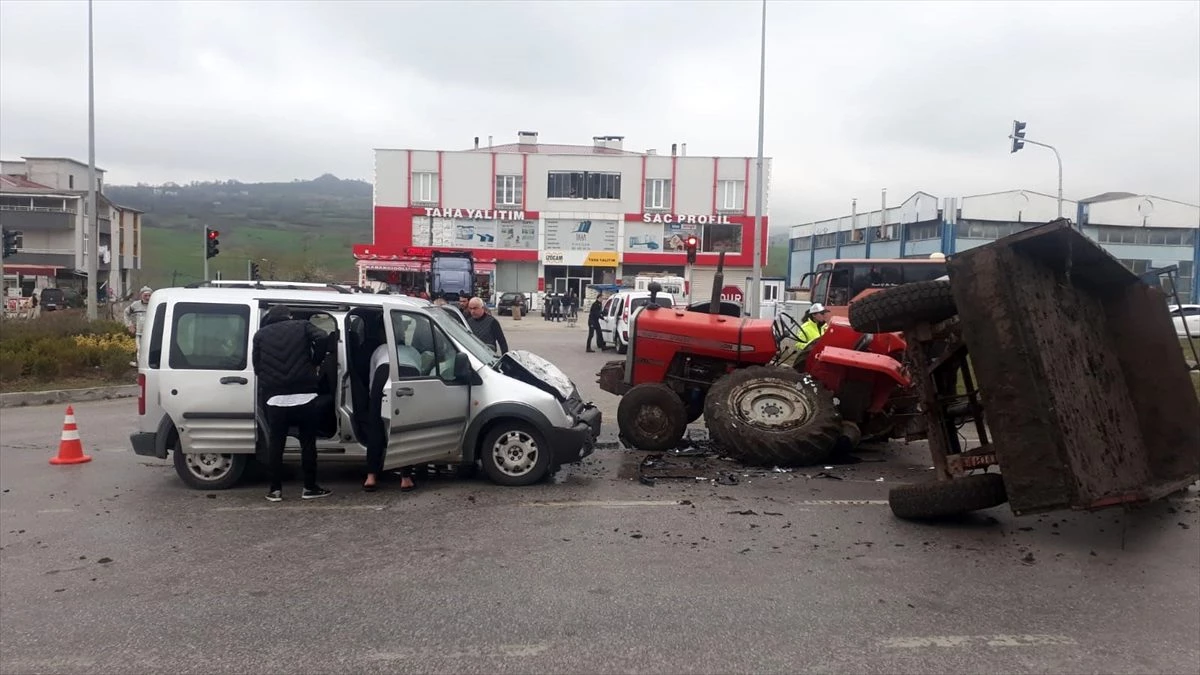 Samsun\'da hafif ticari araç ile traktör çarpıştı: 4 yaralı