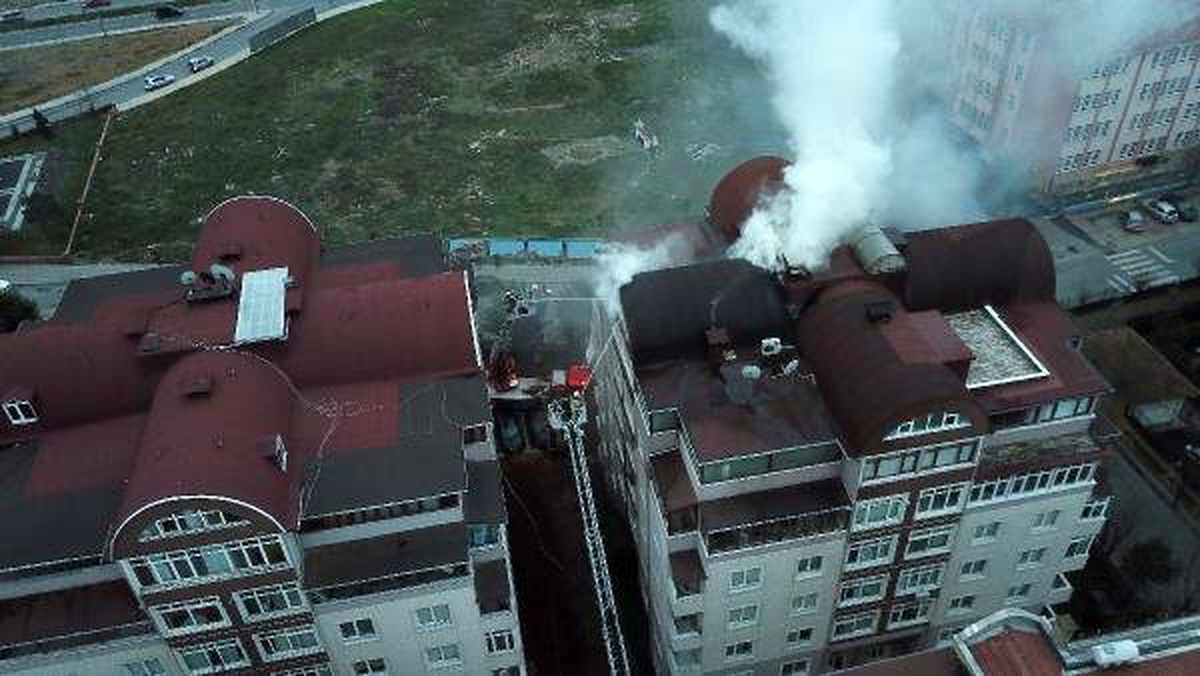 Sancaktepe\'de 6 katlı binanın çatı katındaki dairede yangın