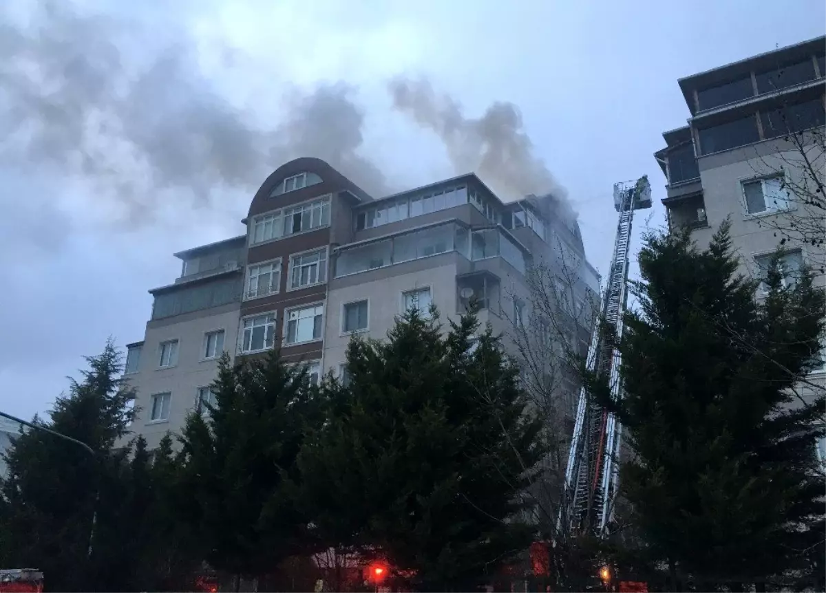 Sancaktepe\'de korkutan yangın: Çatı katı alev alev yandı