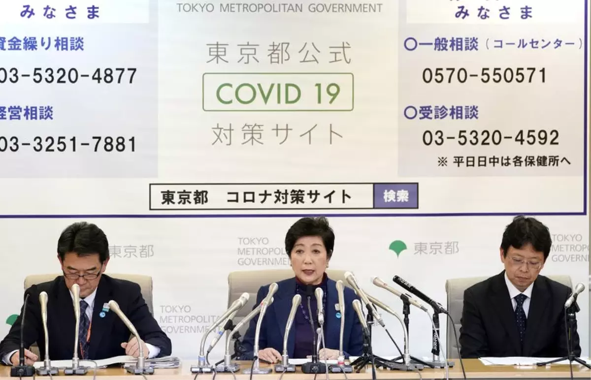 Tokyo Valisi Koike, "evde kal" çağrısı yaptı, marketlerde uzun kuyruk oluştu