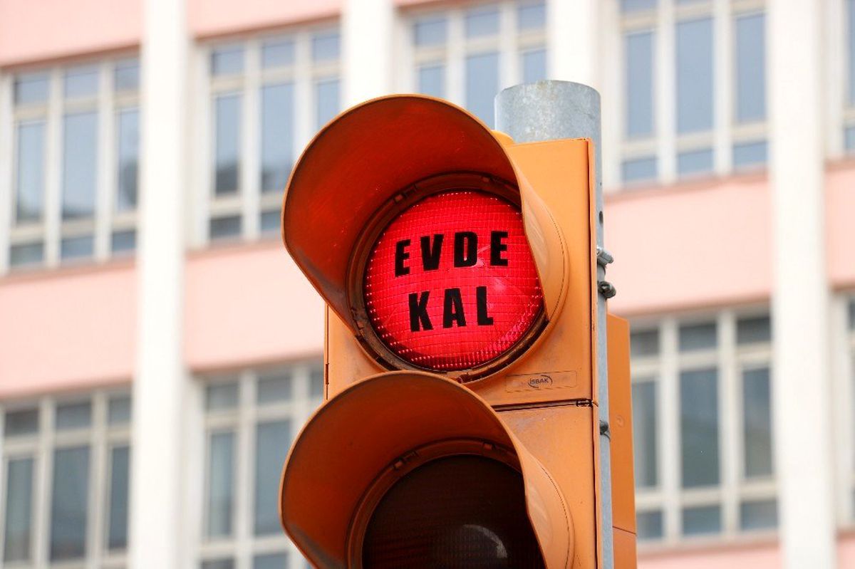 Trafik ışıkları \'Evde kal\' çağrısı ile yandı
