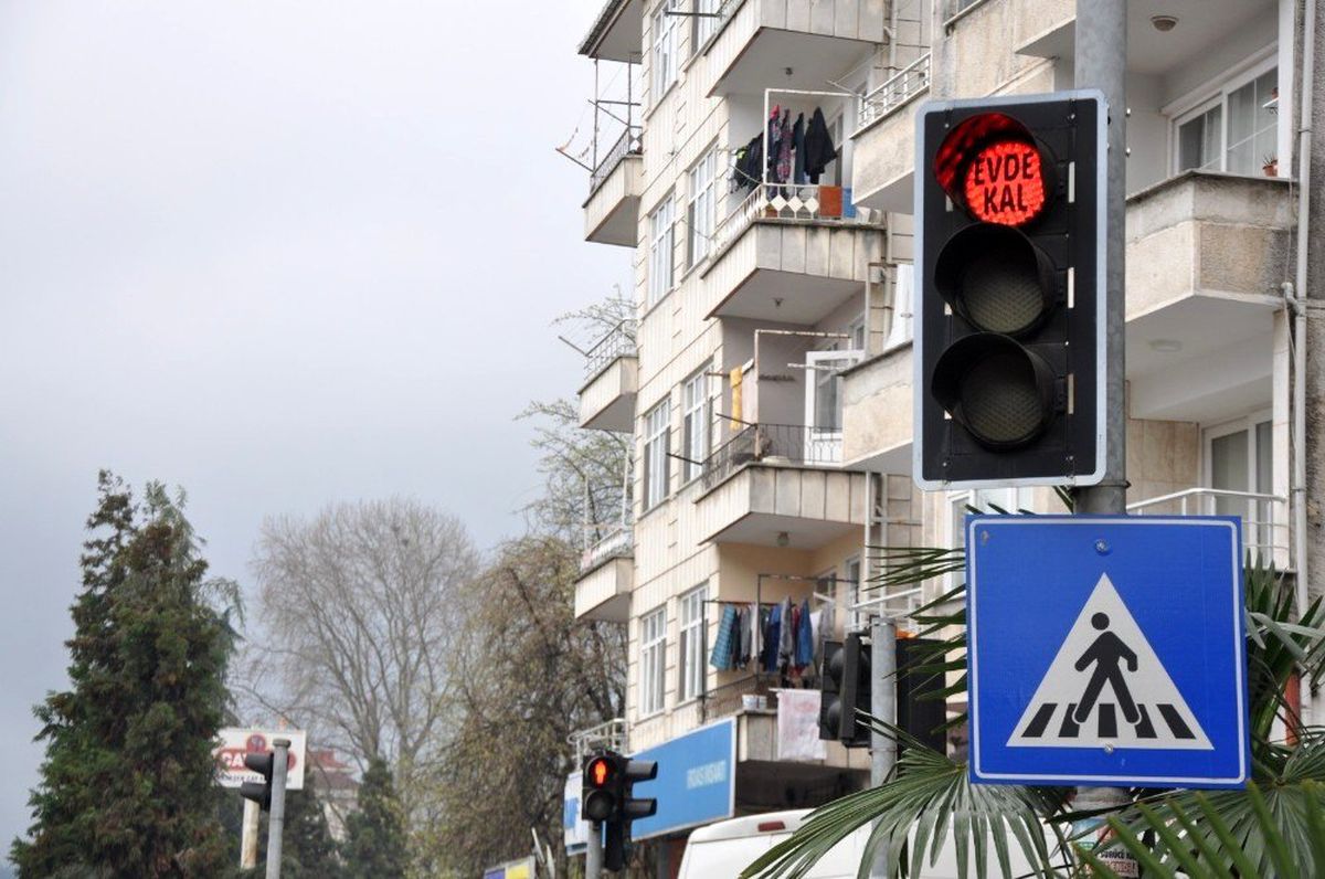 Trafik ışıklarına Korona virüs ile mücadele kapsamında "Evde Kal" uyarısı koydular