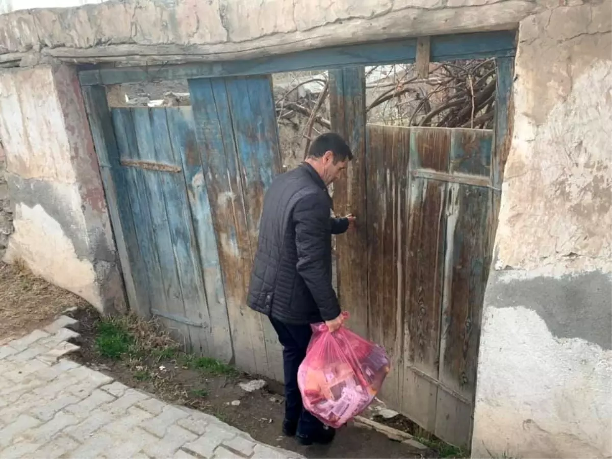 Tuzluca Belediyesi\'nden yaşlı ve ihtiyaç sahibi kişilere gıda yardımı