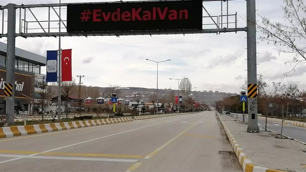 Van\'da trafik elektronik levhalarından "evde kal" çağrısı