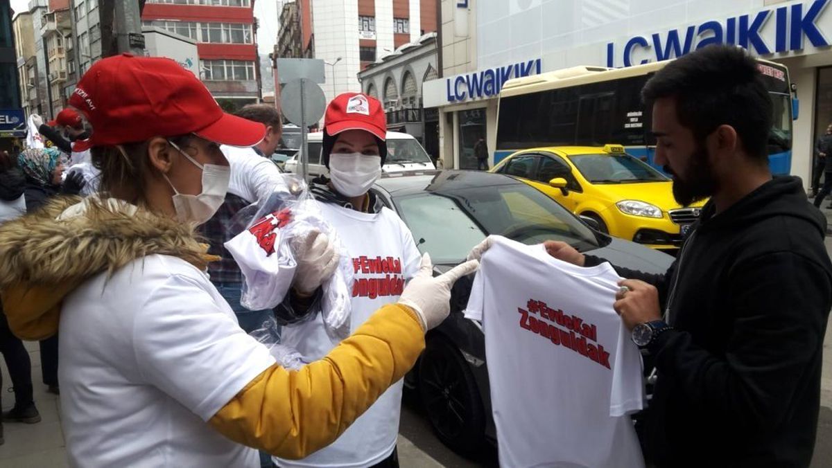 Vatandaşları tek tek durdurup "evde kal" tişörtü dağıttılar
