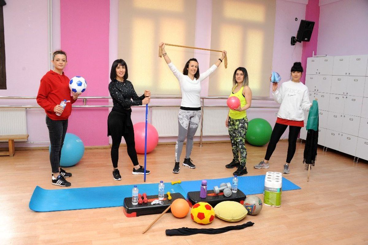 Virüsten korunmak için evde su şişesi ve pas pas ile spor