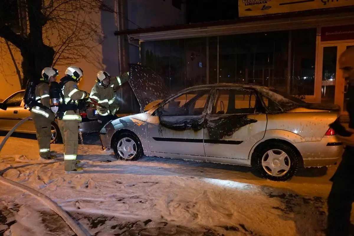 Seyir halindeyken yanmaya başlayan gencin 20 gün önce aldığı aracı, kullanılamaz hale geldi