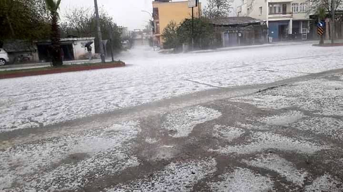 Adana\'da dolu yağışı hayatı olumsuz etkiledi