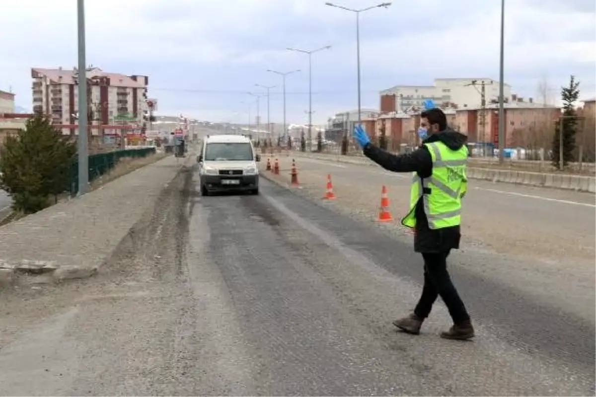 Ağrı\'da polis koronavirüs konusunda halkı uyarıyor