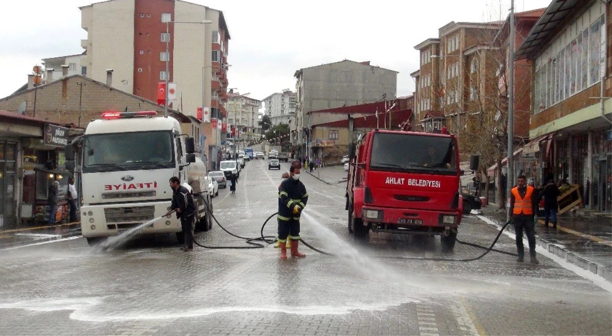 Ahlat\'ta cadde ve sokaklar ilaçlı suyla yıkanıyor