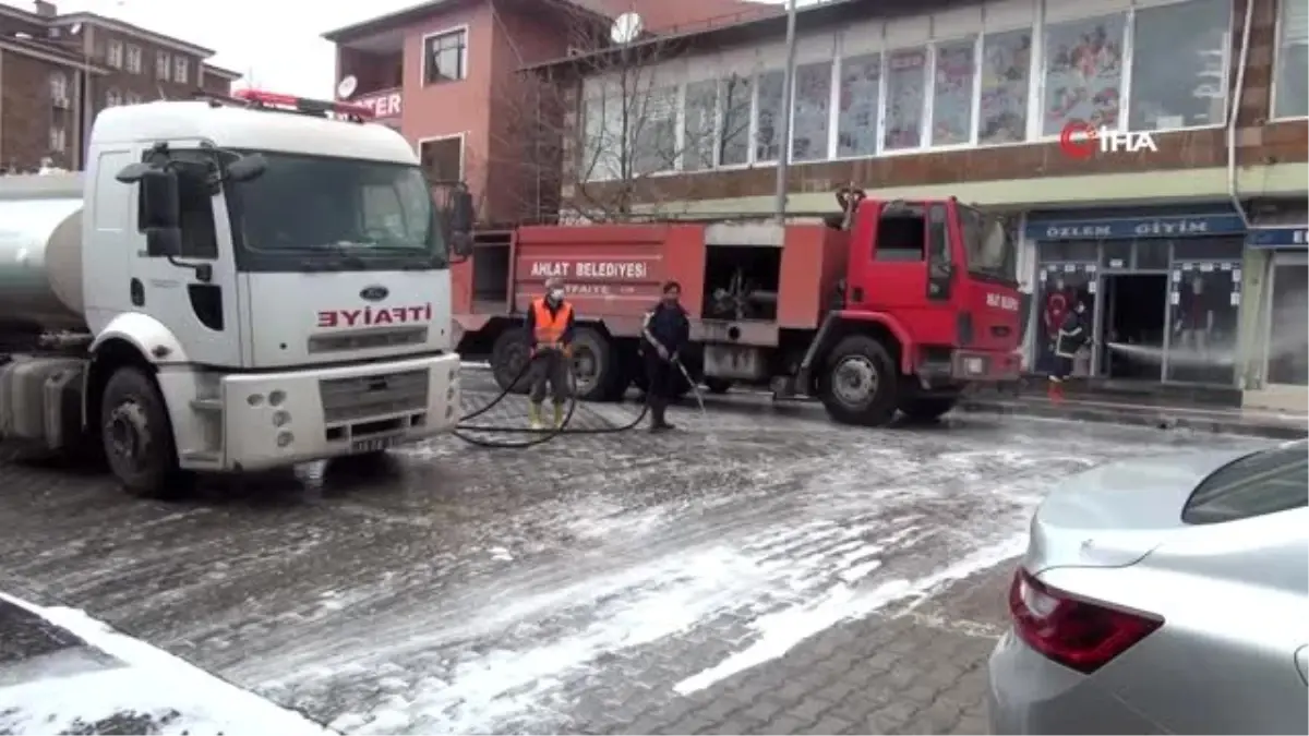 Ahlat\'ta cadde ve sokaklar ilaçlı suyla yıkanıyor