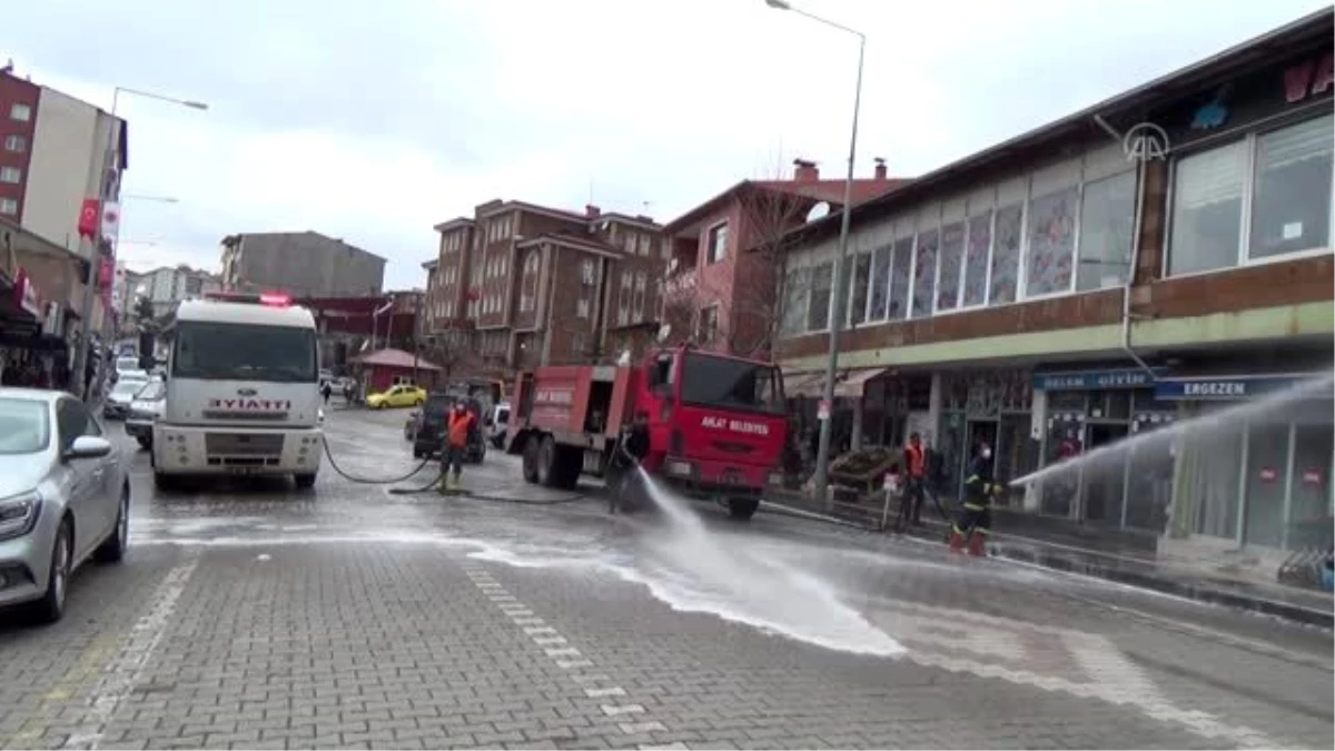 Ahlat\'ta cadde ve sokaklar koronavirüse karşı ilaçlı suyla yıkandı