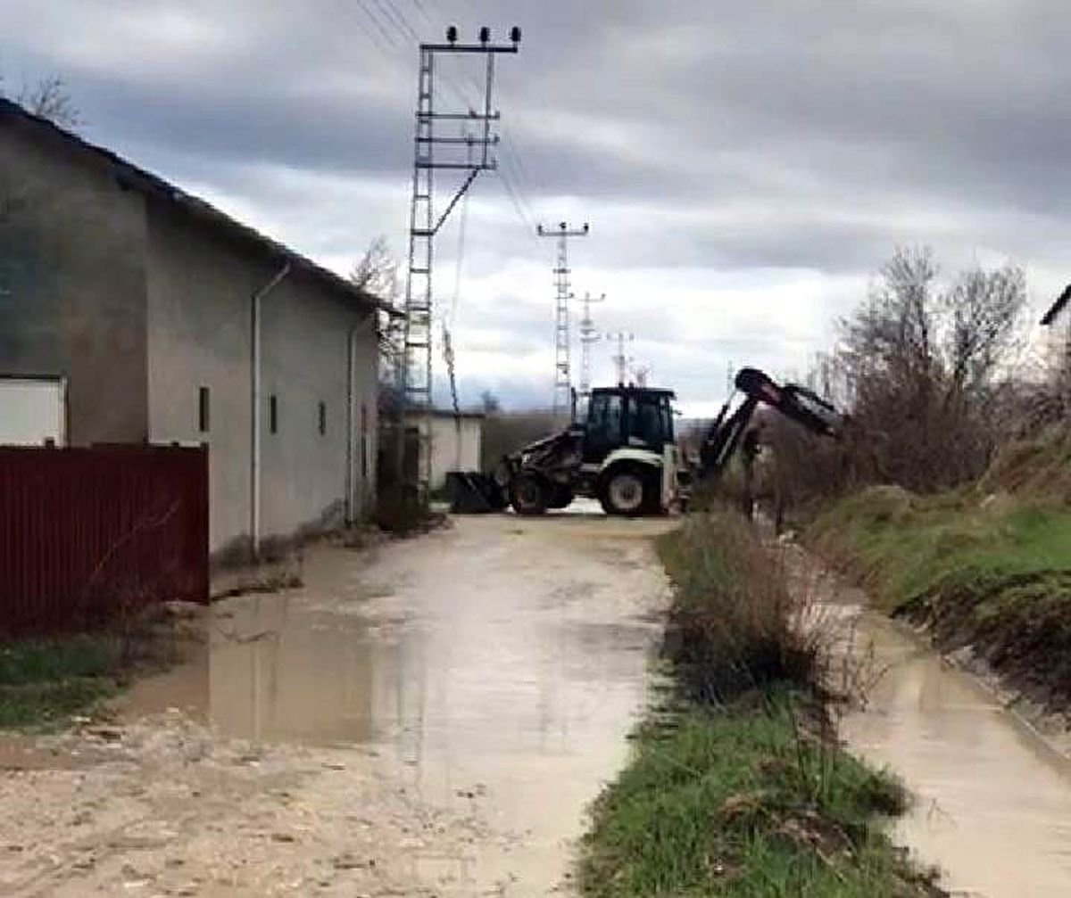 Akçadağ\'da sağanak ve dolu yağışı sele neden oldu