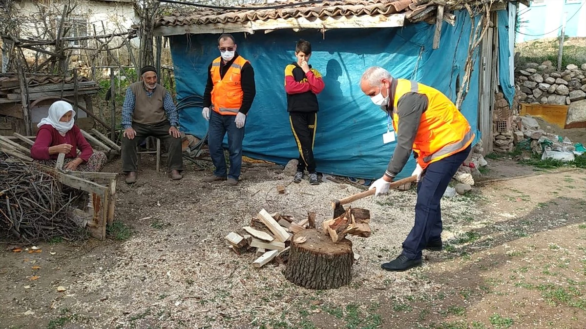 Amasya\'da Vefa Sosyal Destek Grubu ekibi Ali dedenin odunlarını kırdı