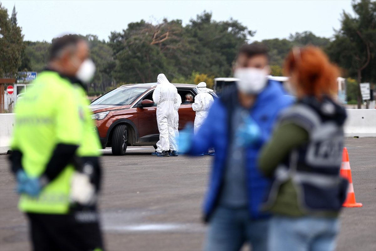 Antalya\'da koronavirüs ihbarı yapılan otomobil polisi harekete geçirdi