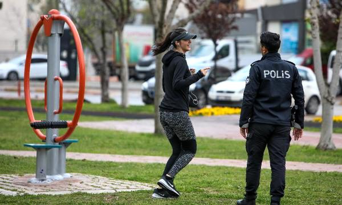Antalya\'da, sokağa çıkanlar evlerine gönderildi