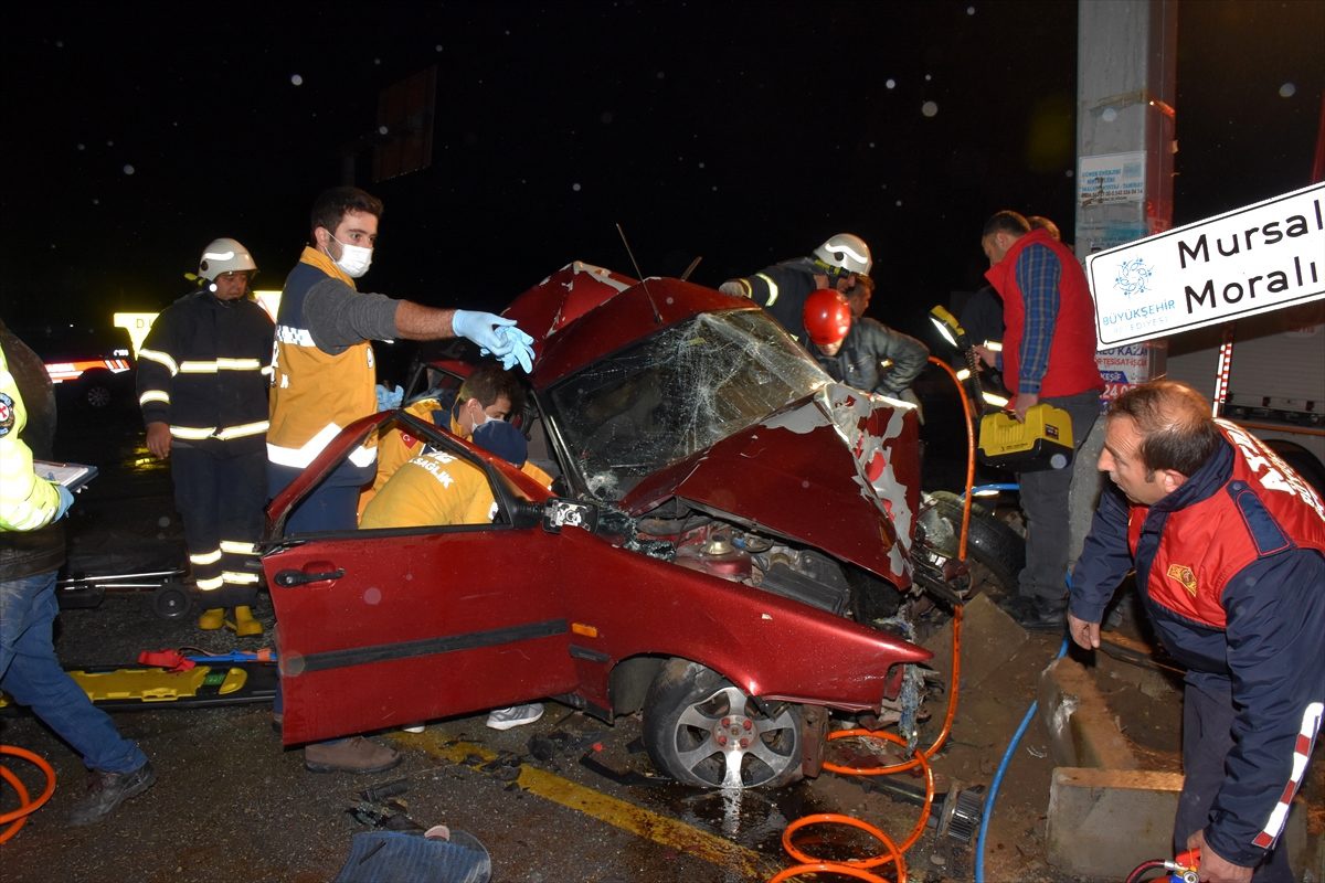 Aydın\'da otomobil ile kamyonet çarpıştı: 1 ölü, 2 yaralı