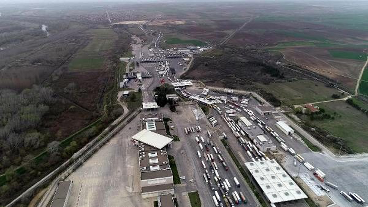 Bulgaristan\'da Türk TIR\'ları kilometrelerce kuyruk oluşturdu