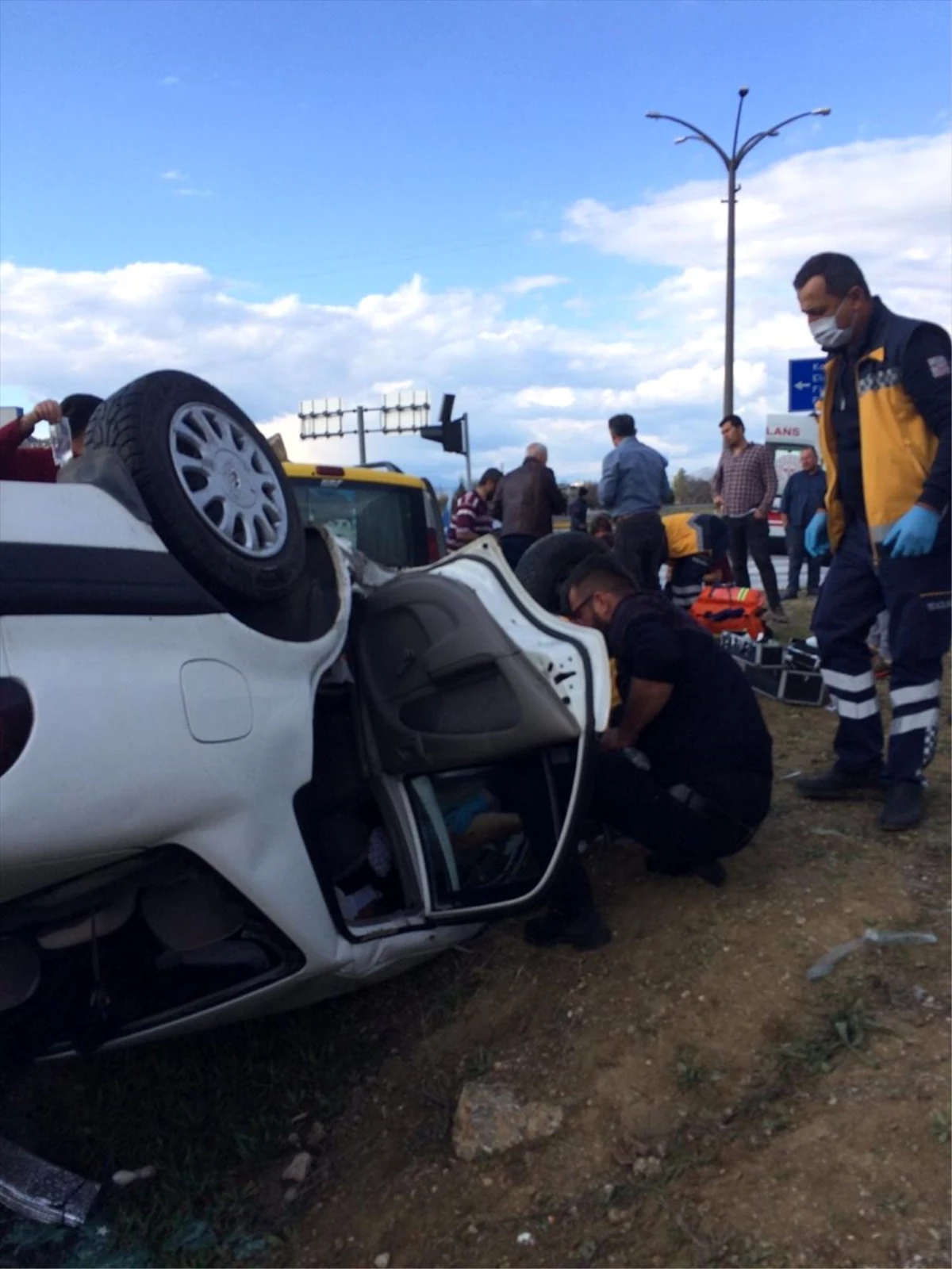 Burdur\'da ticari taksi ile otomobil çarpıştı: 1 ölü, 5 yaralı