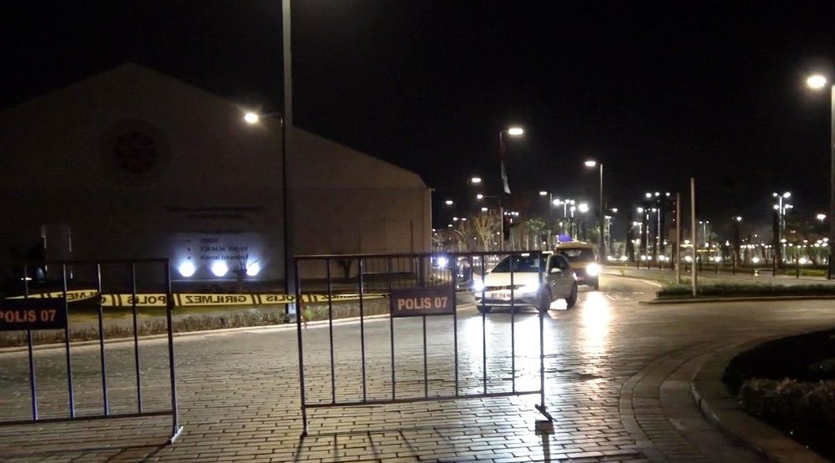Dünyaca ünlü Konyaaltı Sahili çift yönlü araç trafiğine kapatıldı