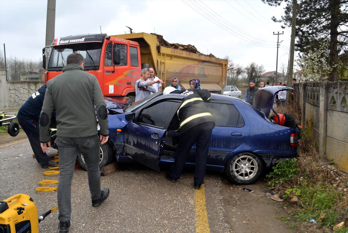 Düzce\'de kamyonla çarpışan otomobilde sıkışan iki kişi yaralandı