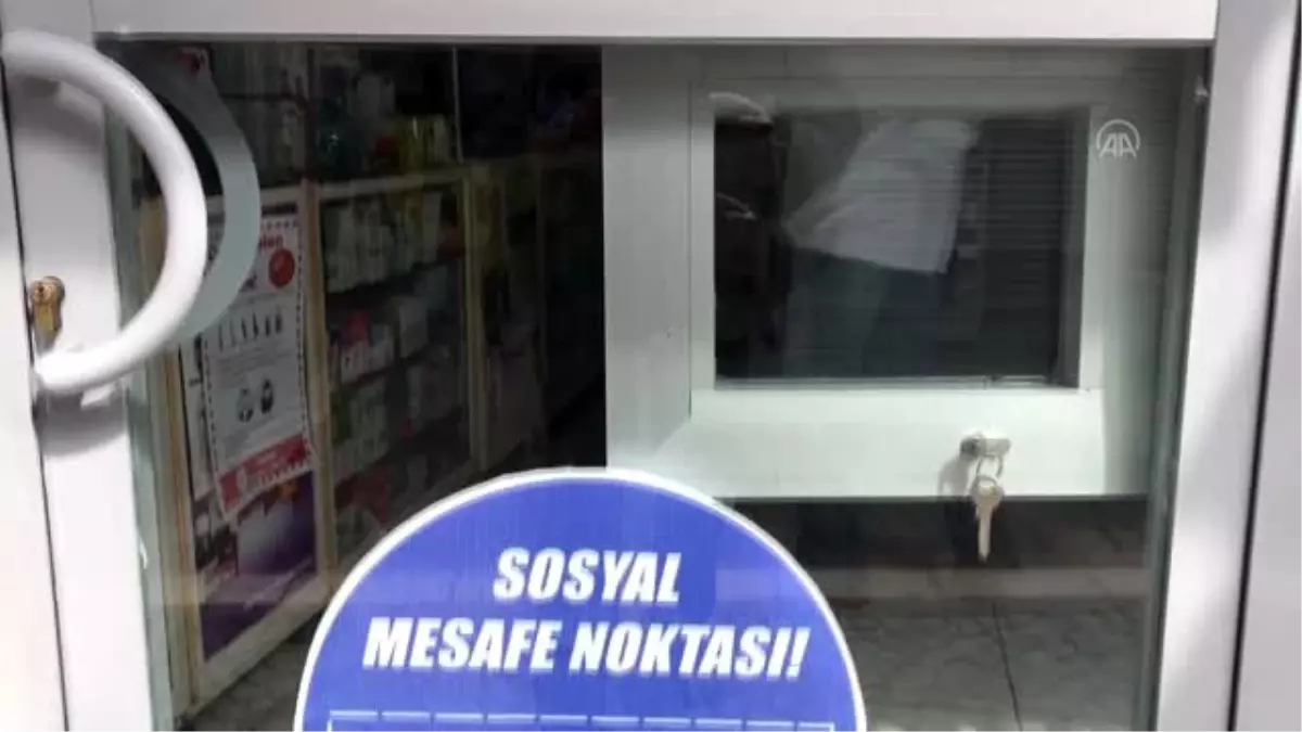 Eczaneden "sosyal mesafe pencereli" koronavirüs önlemi