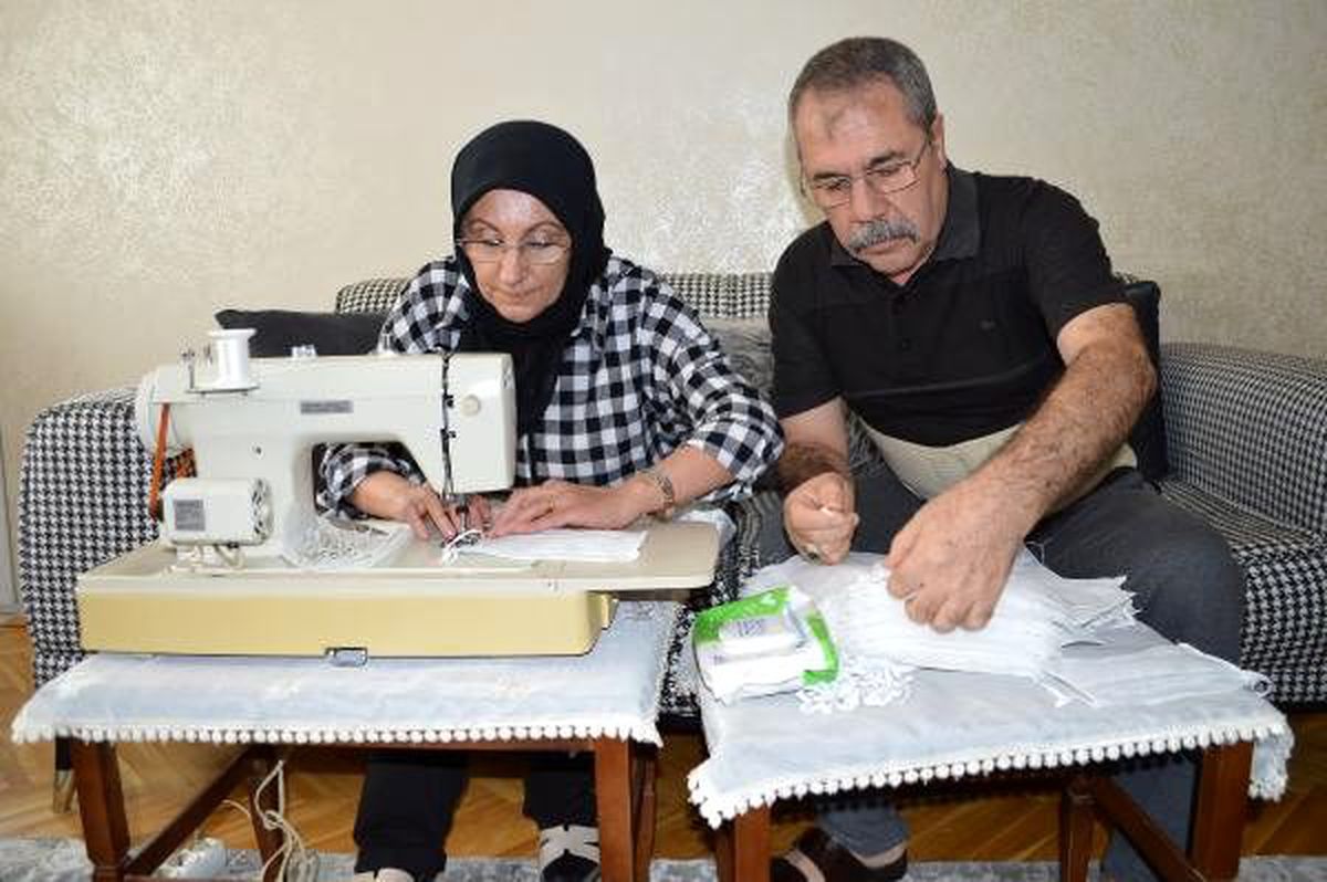 Elazığlı çift, evlerinde maske dikiyor