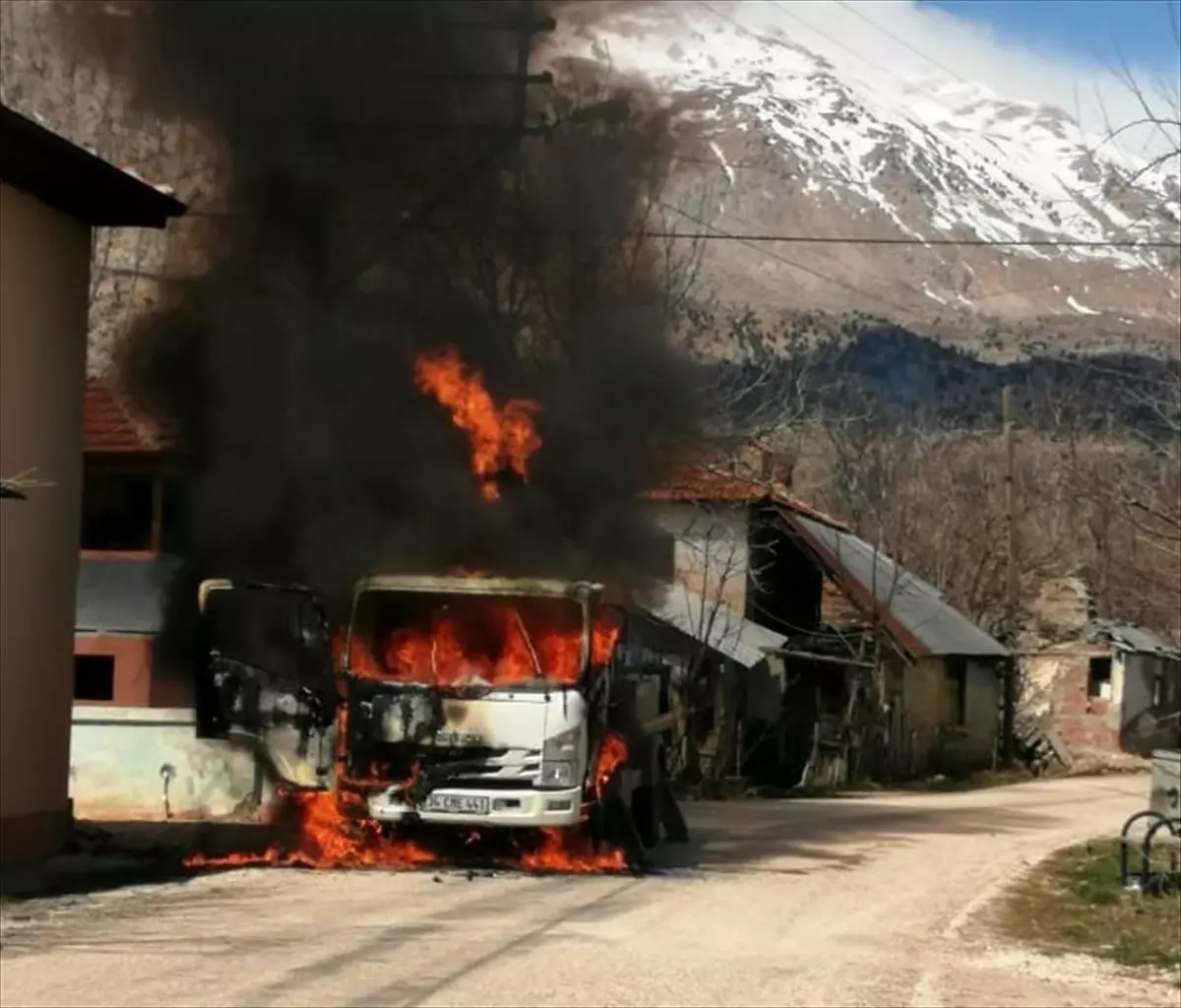 Elektrik dağıtım şirketinin kamyoneti yakıldı