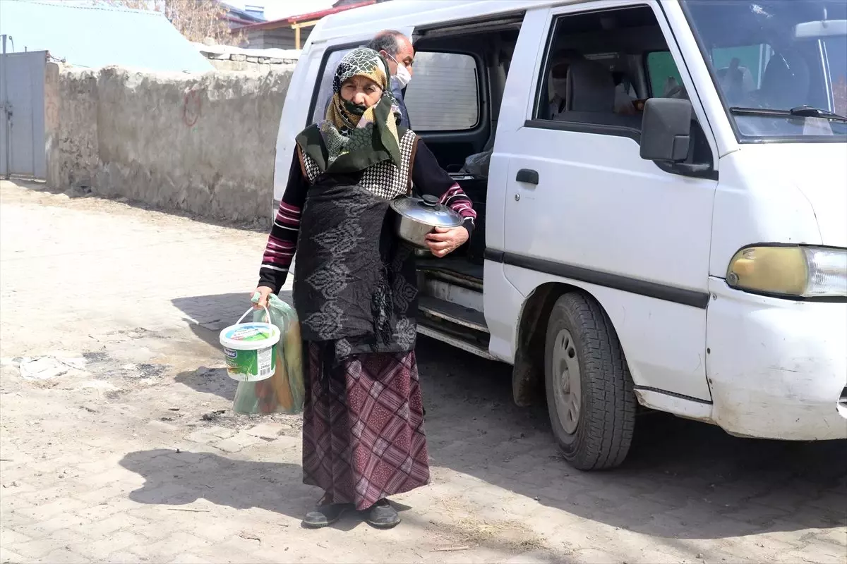 En ücra köylere giderek dışarı çıkamayan yaşlıların evlerini temizliyorlar