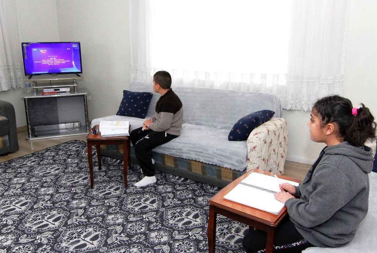 Erciş Kaymakamı Mehmetbeyoğlu öğrencilerin televizyon talebini yerine getirdi