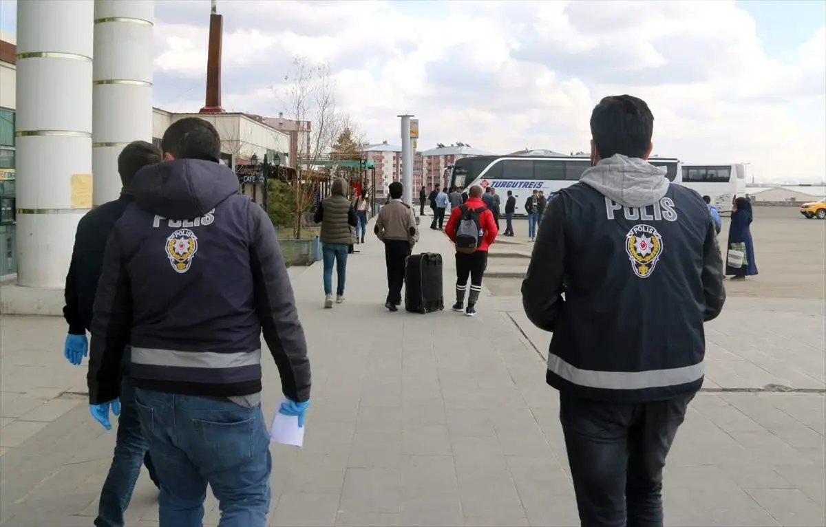 "Evde kal", "Hayat eve sığar" yazıları polis araçlarının tepe lambalarında