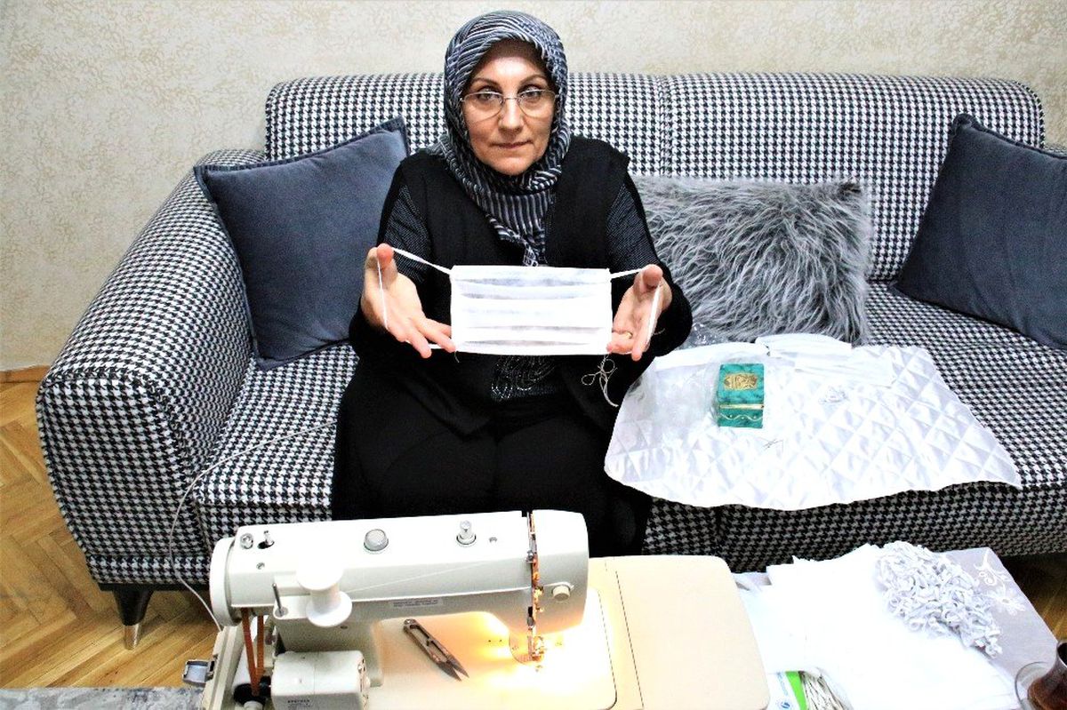 Evden sağlıkçılar için gönüllü olarak maske dikiyor