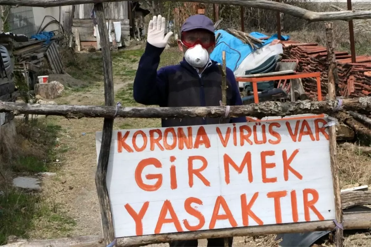 Evinin önüne "Korona virüs var girmek yasaktır" yazdı