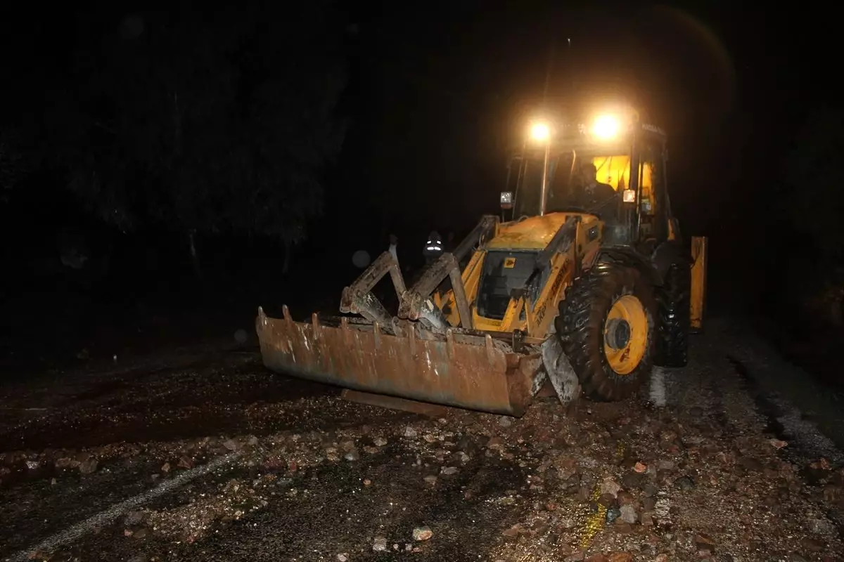 Hatay\'da heyelan nedeniyle kapanan yol ulaşıma açıldı