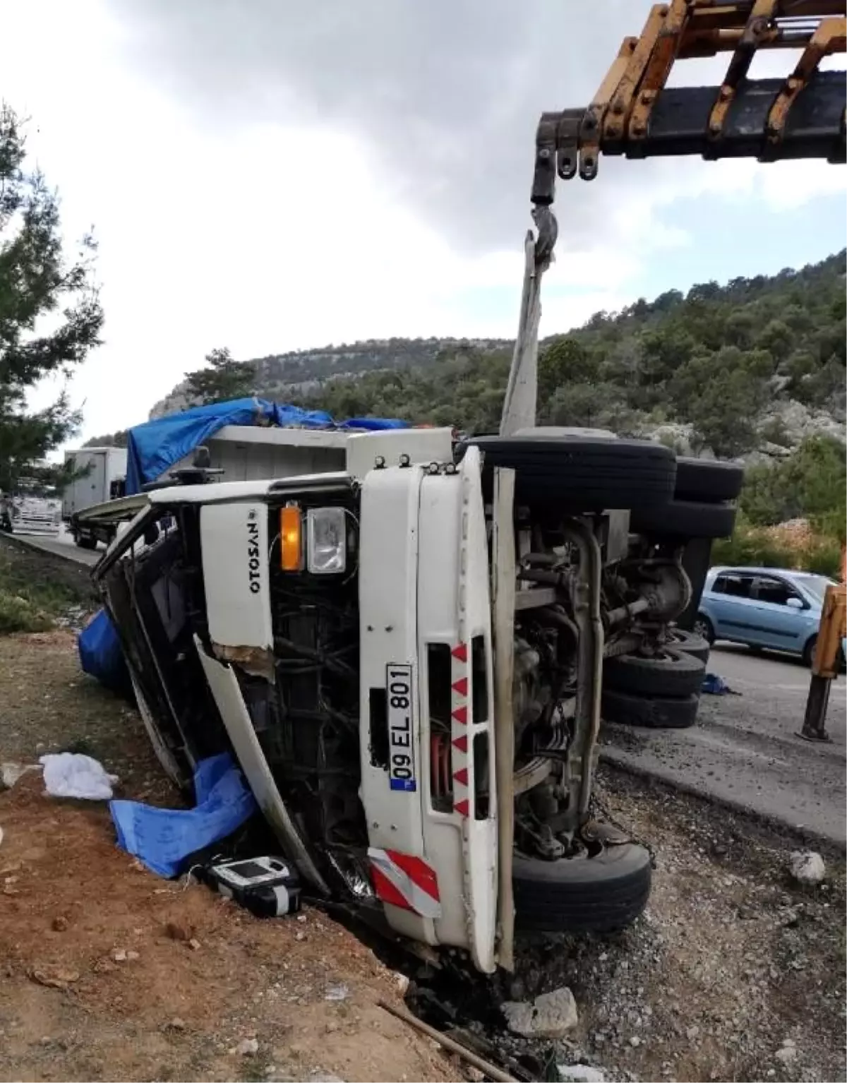 Kamyon devrildi sürücü yaralandı, kardeşi öldü