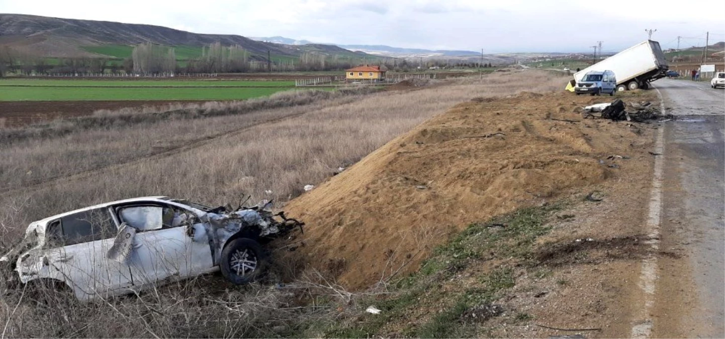 Kamyon ve otomobil kafa kafaya çarpıştı: 2 yaralı