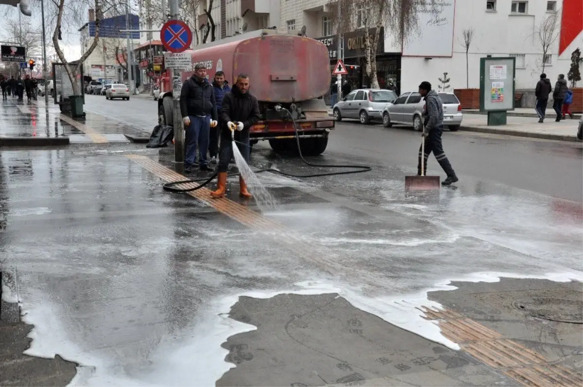 Kars Belediyesi Cadde ve sokakları köpüklü su ile yıkıyor