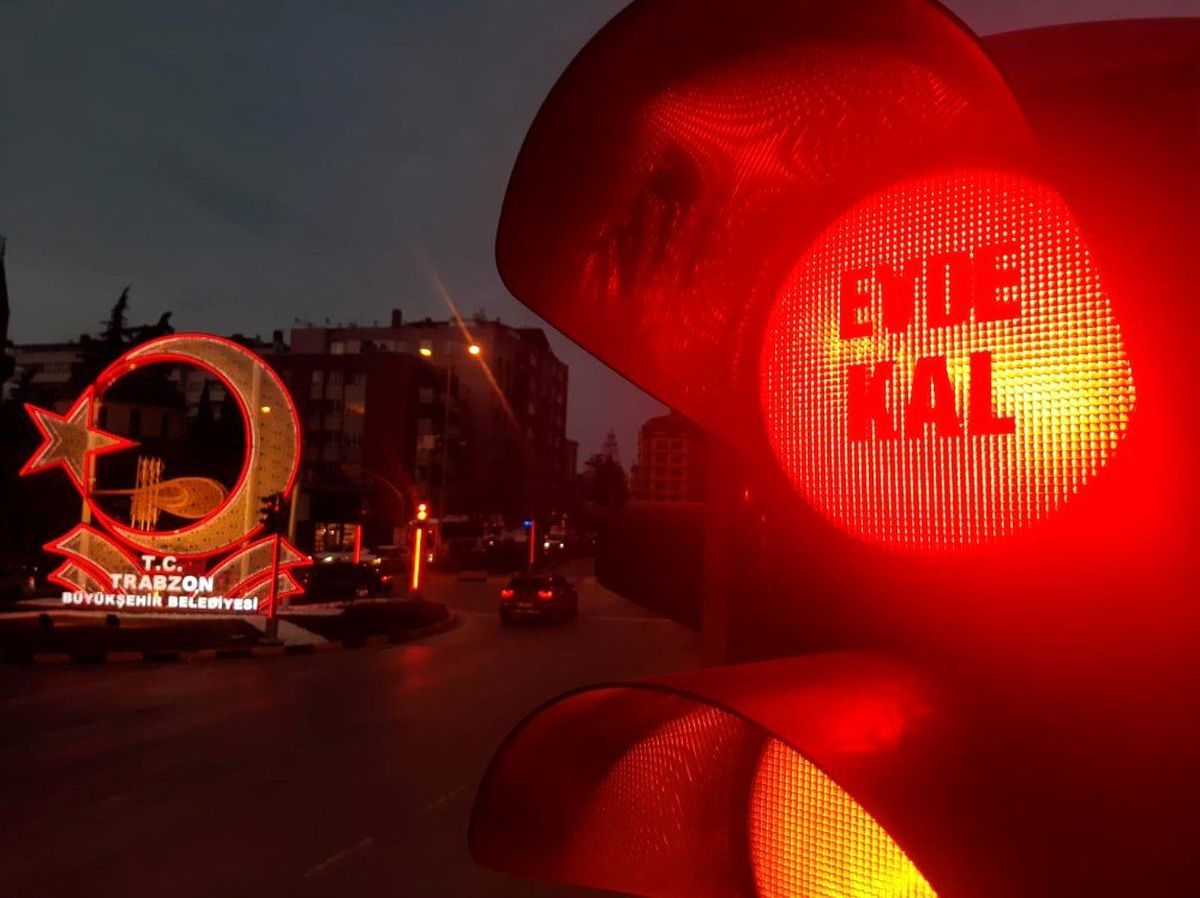 Kırmızıda \'Evde kal\', yeşilde \'Hayde eve\'