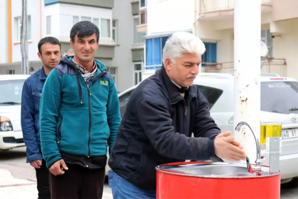 Kırşehirli esnaf, sokak ortasına dezenfekte istasyonu kurdu