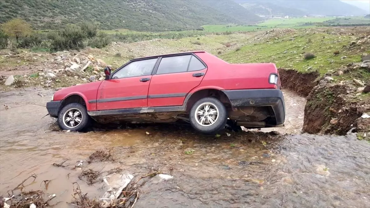 Kontrolden çıkan otomobil menfeze devrildi