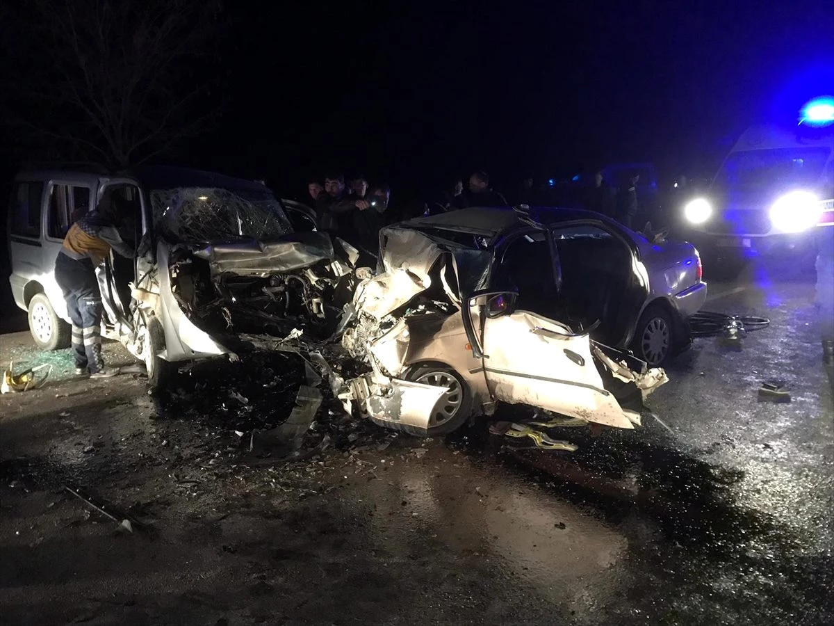 Konya\'da otomobil ile hafif ticari araç çarpıştı: 4 ölü, 4 yaralı